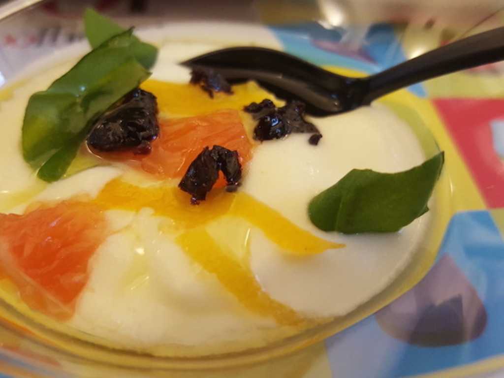 Crema d'olio, olive essiccate, pompelmo rosa e basilico