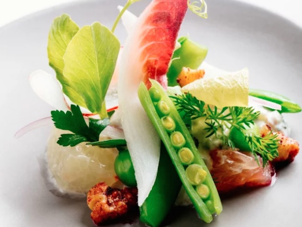Insalata di piselli, insalatine miste, pera, pompelmo, formaggio, menta e noci