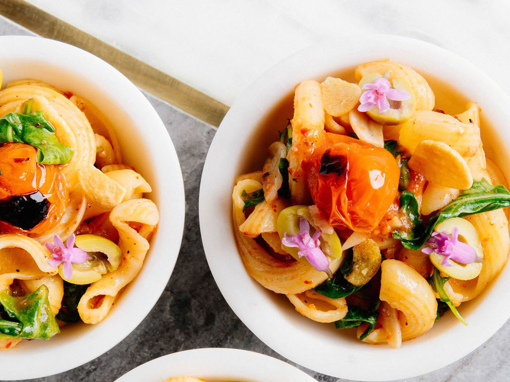 Pasta al torchio con rucola, pomodoro, capperi, pepe nero, olio di oliva e fiori di basilico
