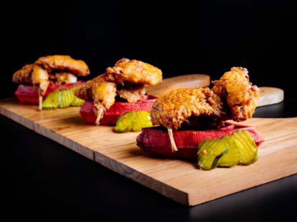 Bocconcini di quaglia fritti Nashville style, cetriolini sottaceto e Red Velvet waffles