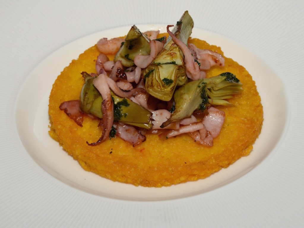 Risotto croccante allo zafferano con calamari carciofo  e intingolo di erbe e limone