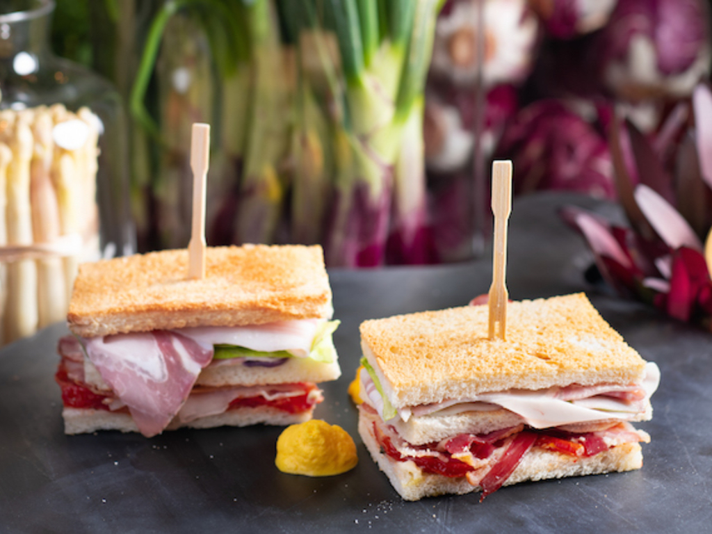 Club Sandwich di pancetta Praga e porchetta arrosto con salsa olandese 