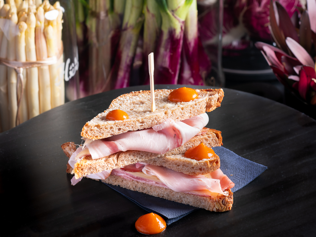 Toast di prosciutto cotto e fontina dop