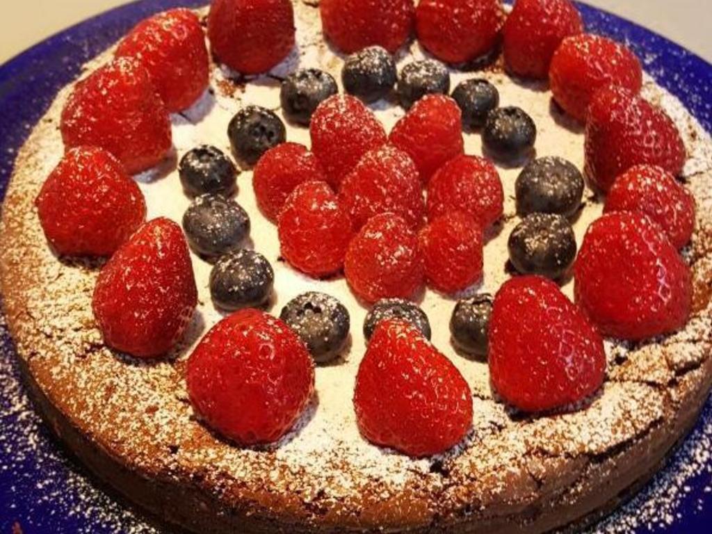 Torta di cioccolato e frutti di bosco
