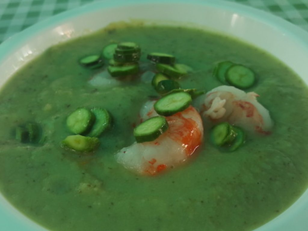 Vellutata di zucchine, avocado, yogurt e gamberi