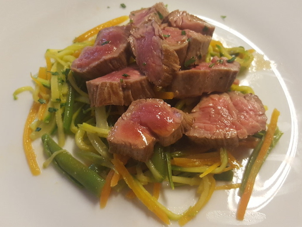 Manzo agli ortaggi con salsa di prugne e olio di sesamo 