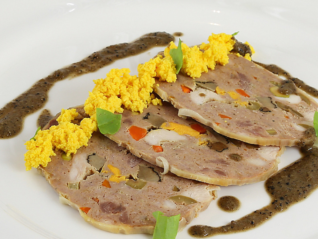 Galantina di gallina con salsa all’uovo stracciato e tartufo 