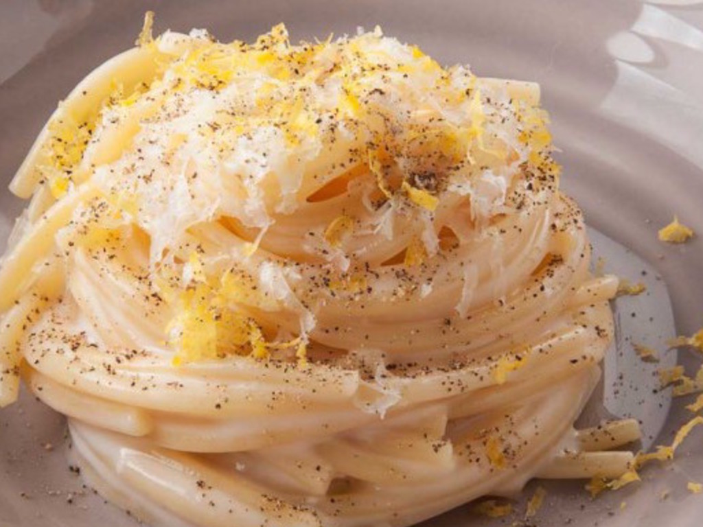 Insalata di spaghetti cacio e pepe al profumo di limone.
