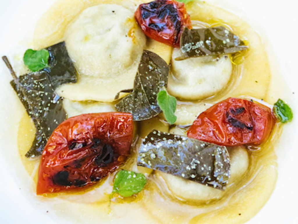 Bottoni di Melanzane, Brodo di Nepitella, Foglie di Cappero e Pomodorini