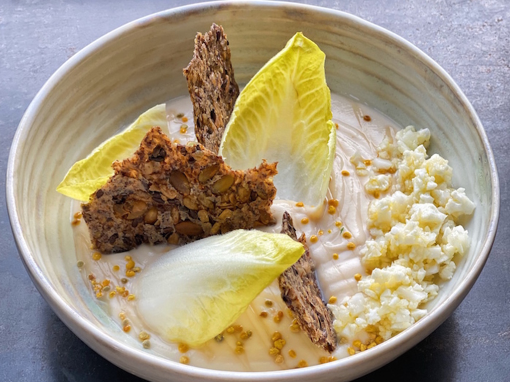 Cavolfiore in crema, polline, miele d’acacia, indivia belga e cialda di grano saraceno