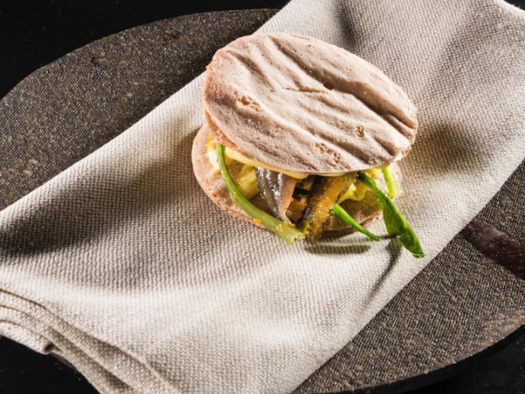 Frisella di noci con alici e puntarelle