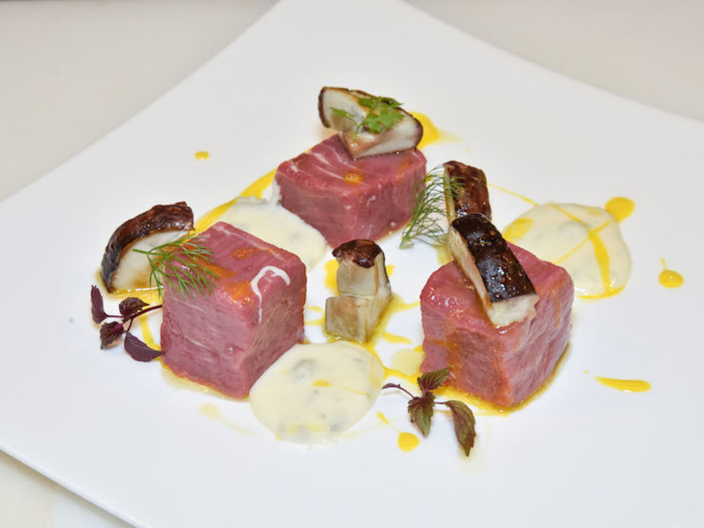 Cubo di tartare di carne con salsa al Gorgonzola e tuorlo d’uovo