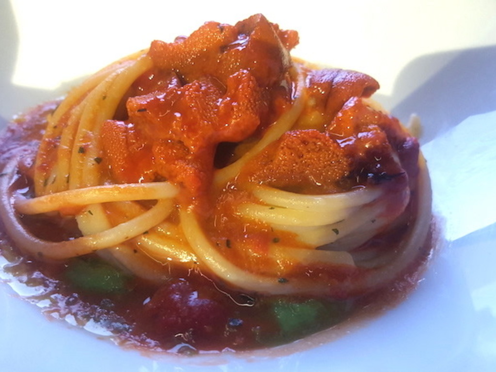 Spaghettoni, extravergine d’oliva, peperoncino, cime di rapa e riccio di mare