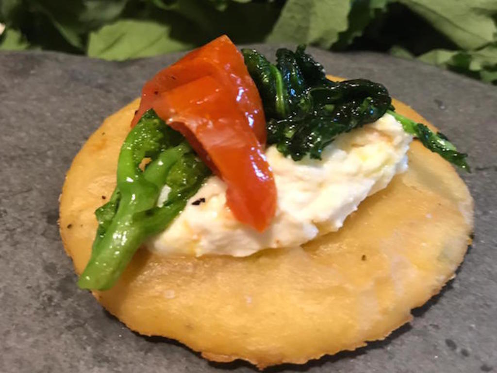 Panelle di ceci, con ricotta e ciuffo di cime di Rapa