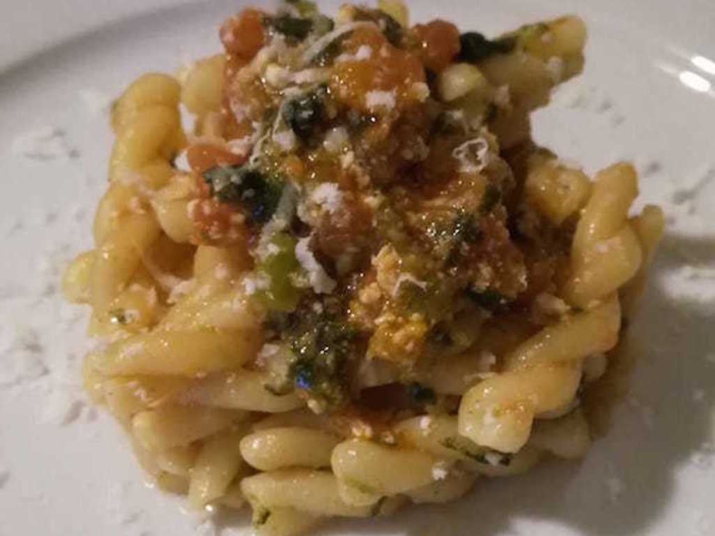 Pasta  con ricotta, cime di rapa, pomodori e cacio cavallo