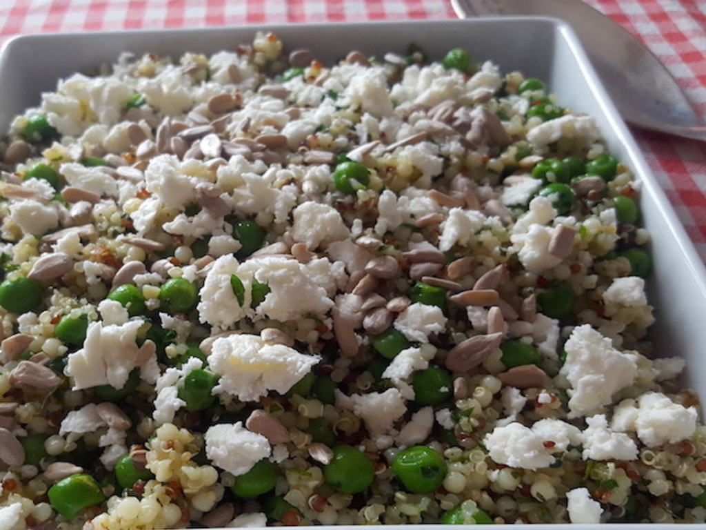 Insalata di bulgur, quinoa, piselli e menta