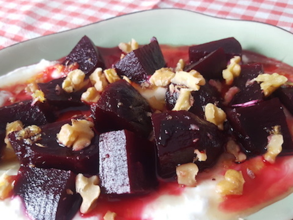 Barbabietole, yogurt, miele, zenzero e noci