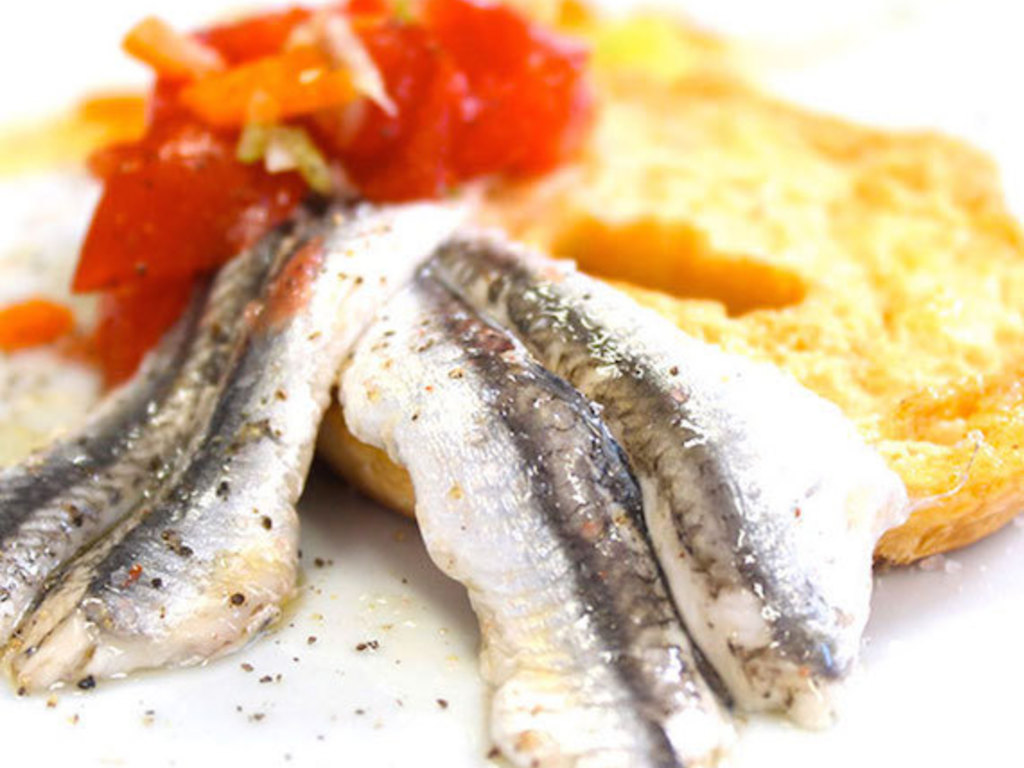 Frisella, alici marinate e  con pomodori