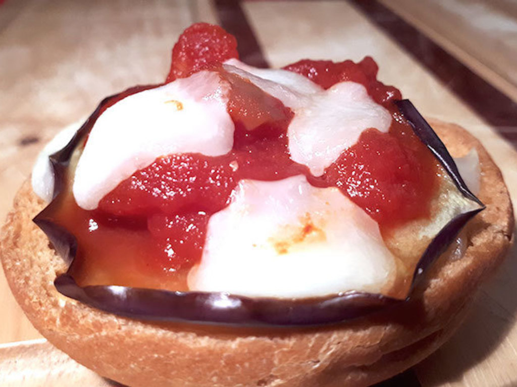 Frisella con pomodoro, melanzana e caciotta