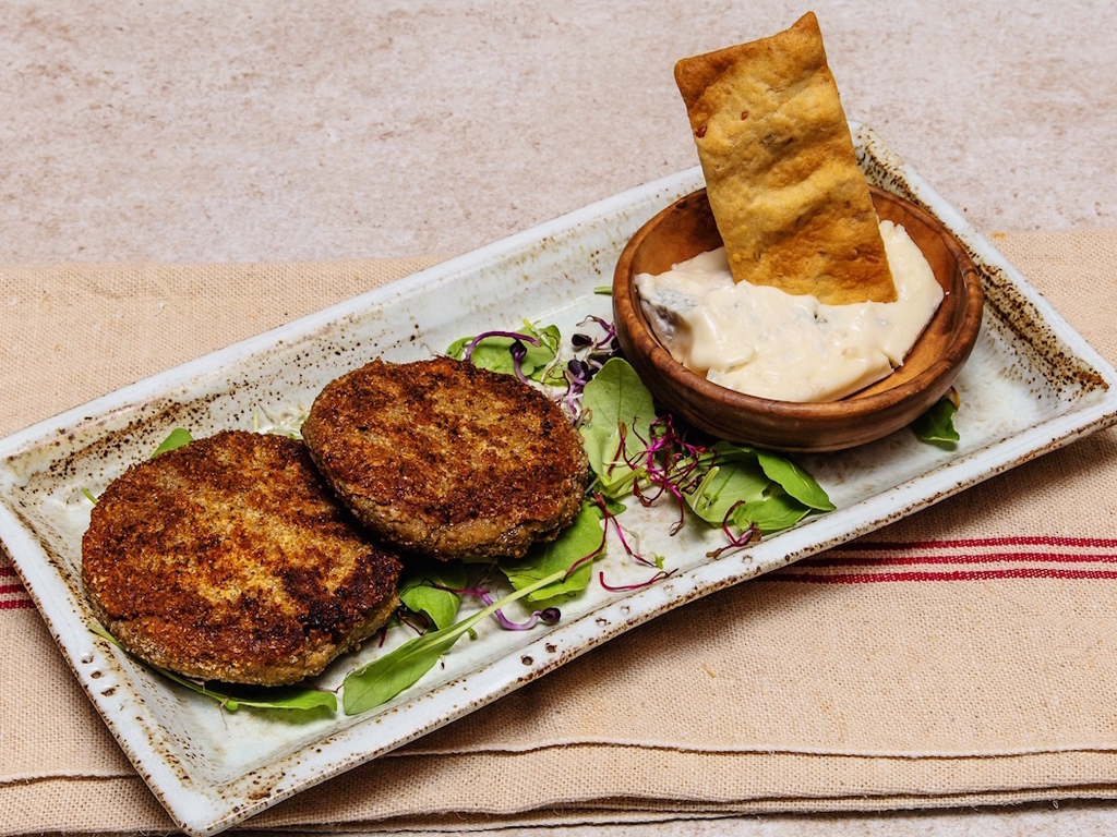 Burger di Gorgonzola DOP dolce e lenticchie con insalata mista
