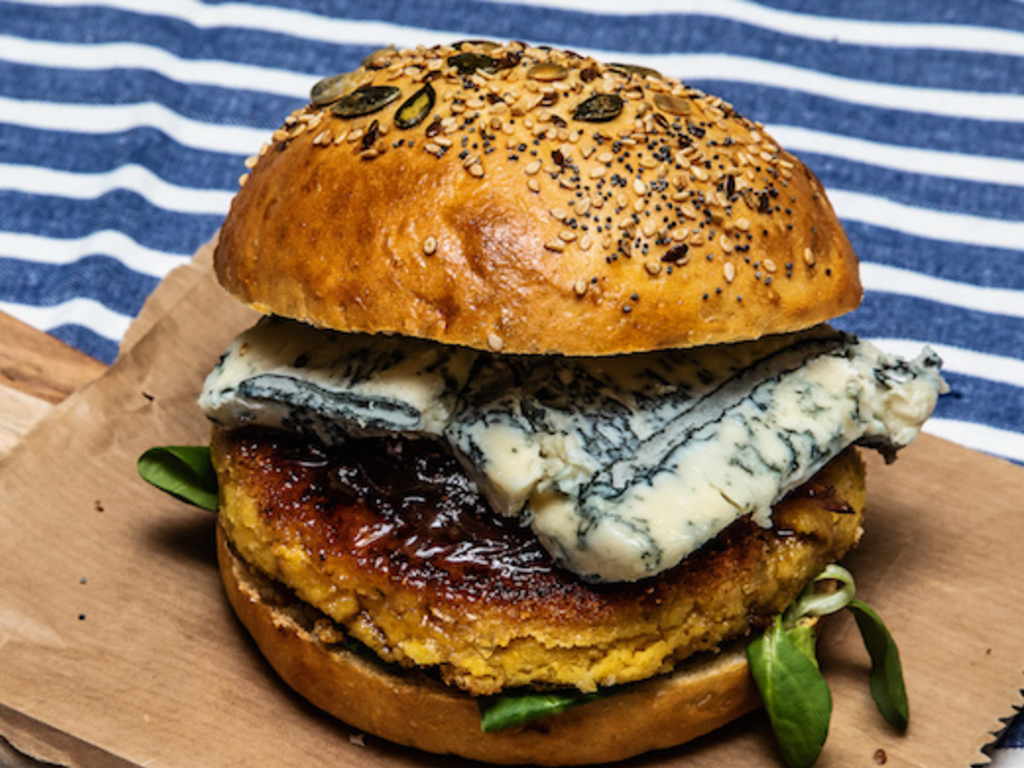 Hamburger di ceci con insalata, Gorgonzola DOP piccante sbriciolato e cipolle rosse caramellate