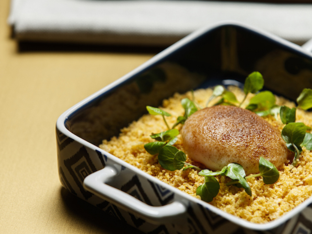 Briciole di polenta, uovo morbido e polvere di porcini