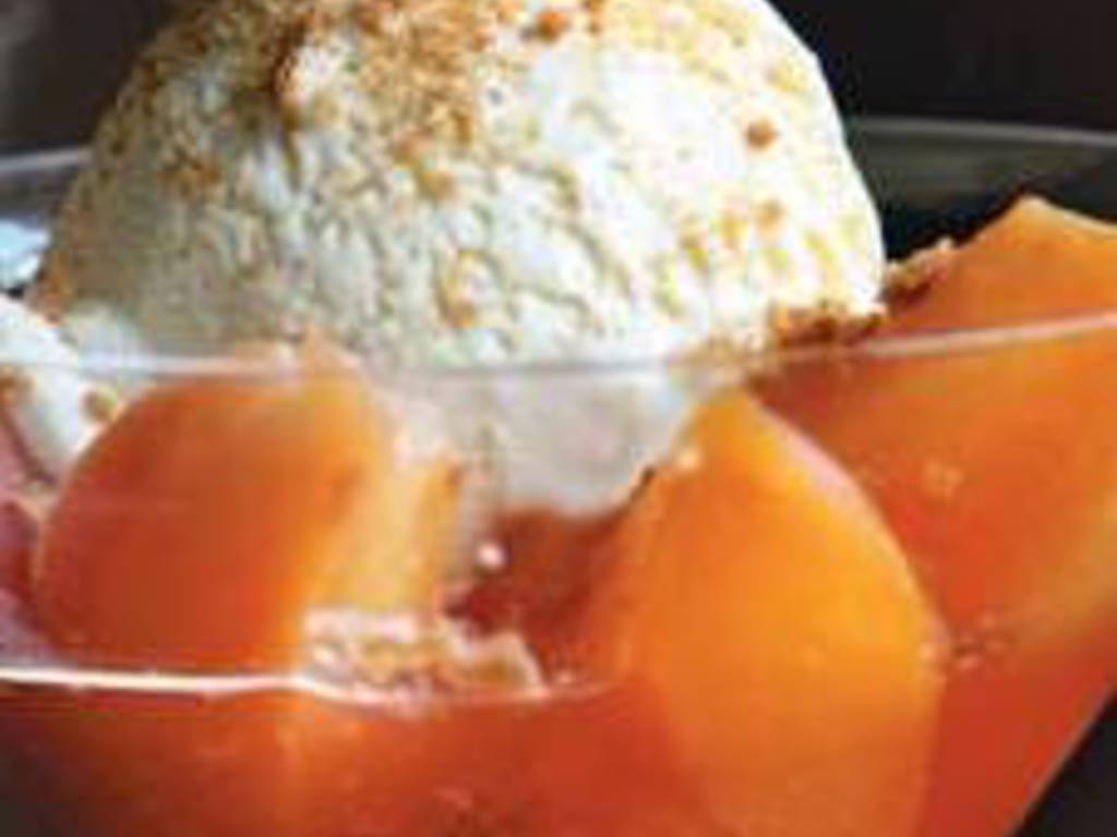 Pesche allo sciroppo con gelato all' amaretto