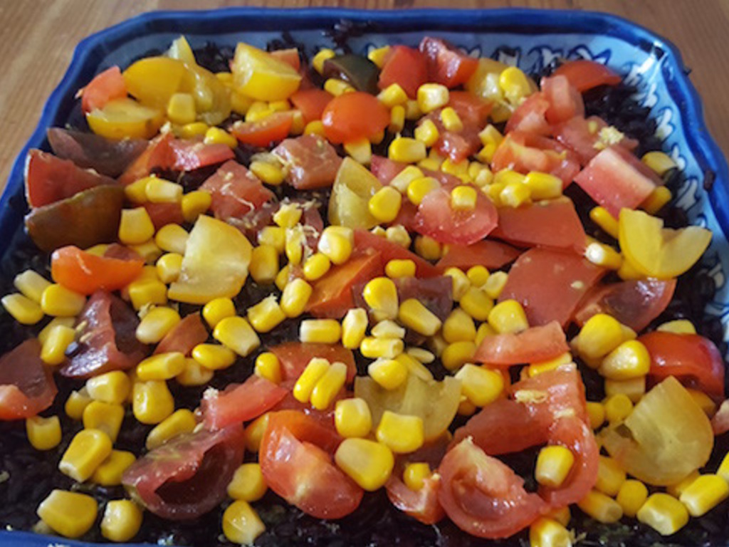 Insalata di riso Venere con pomodorini rossi, gialli e mais