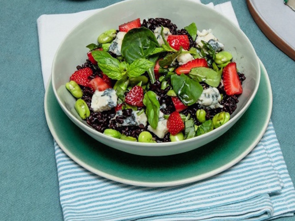 Insalata di riso venere con cubetti di Gorgonzola DOP piccante, fave fresche, spinacini freschi e fragole