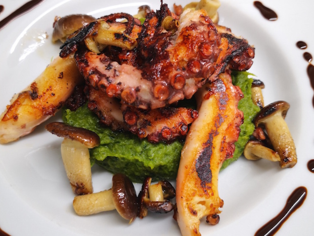 Polpo arrostito, pancotto alle cime di rapa, funghi e fondo bruno