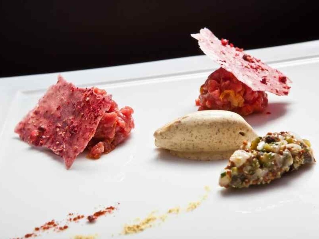 Fassona a crudo, composta di pomodori e gelato di senape