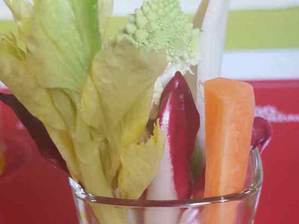 Bicchierini di verdure miste e crema di formaggio