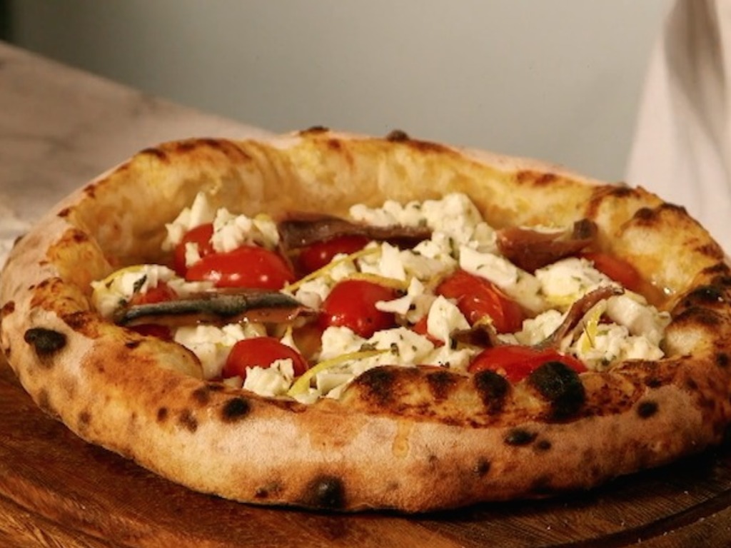 Pizza con pomodori datterini rossi, gialli, fior di latte, origano, zest di limone e alici di Cetara