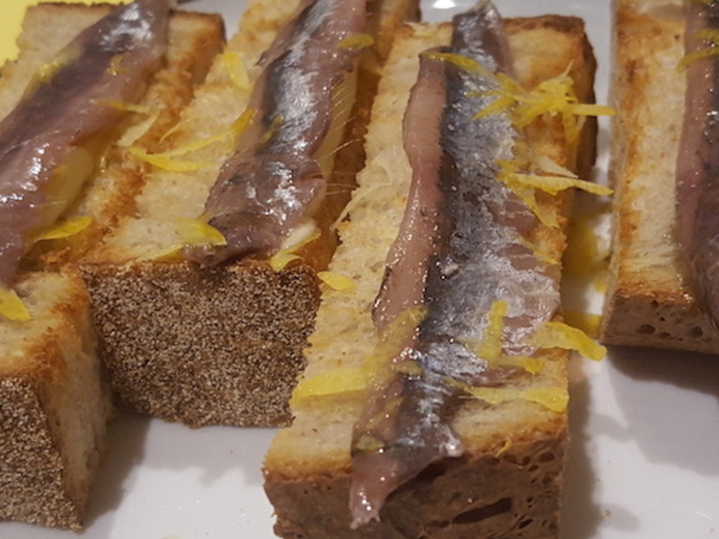 Crostini di acciughe, burro e scorza di limone