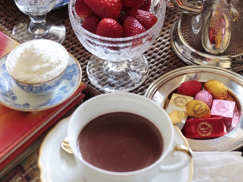 Cioccolata calda in tazza con le fragole