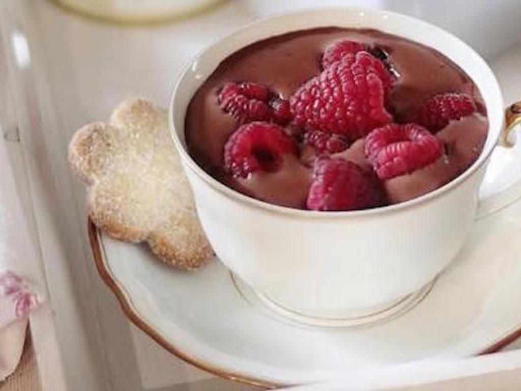 Cioccolata calda in tazza coi lamponi
