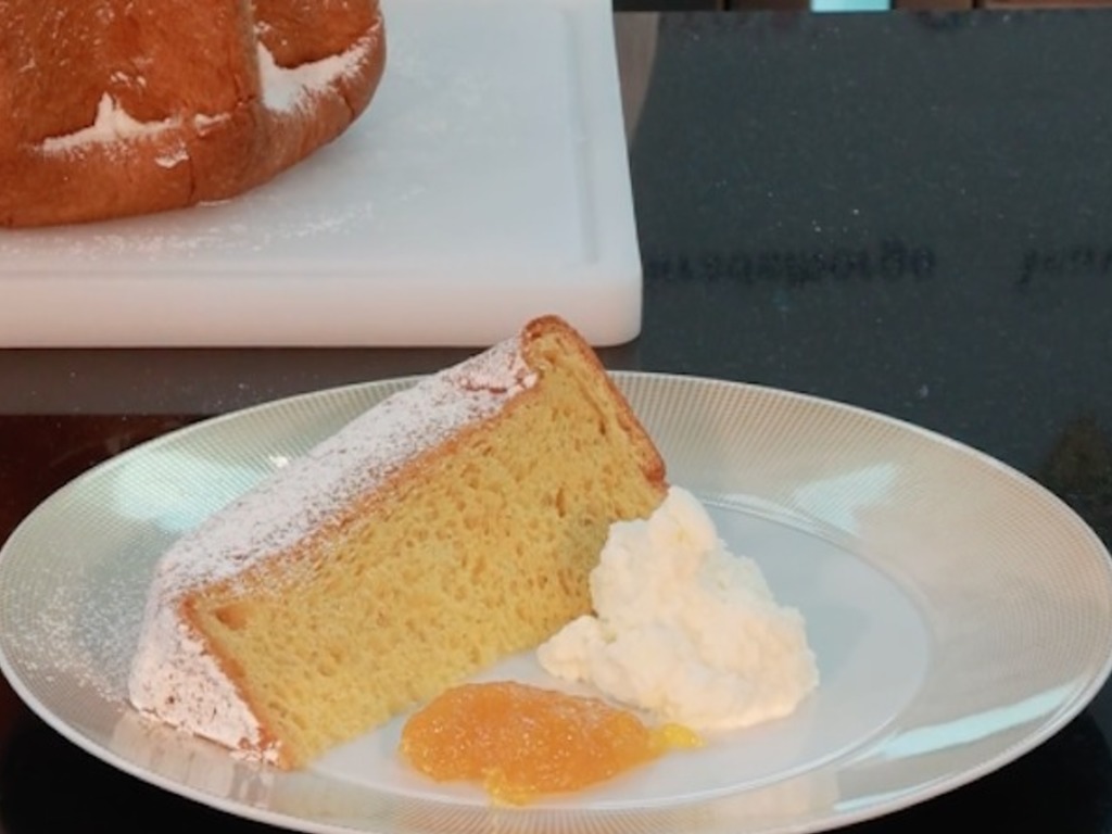 Pandoro con crema di robiola e marmellata di arancia