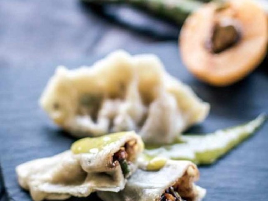 Ravioli dolci al vapore con cioccolato, asparagi e nespole giapponesi