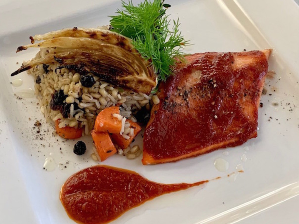 Trota salmonata con carota, finocchio e orzo pilaf