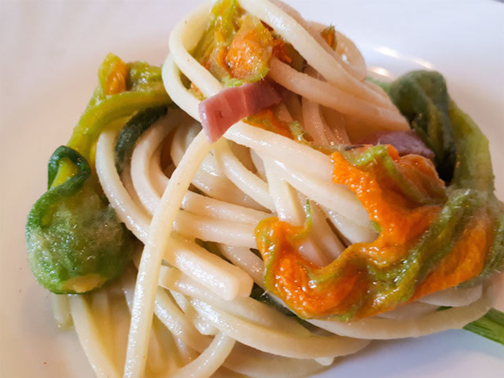 Spaghetti ai fiori di zucca e prosciutto
