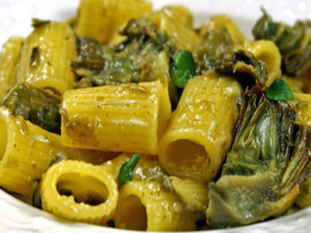 Tortiglioni con carciofi e fave 
