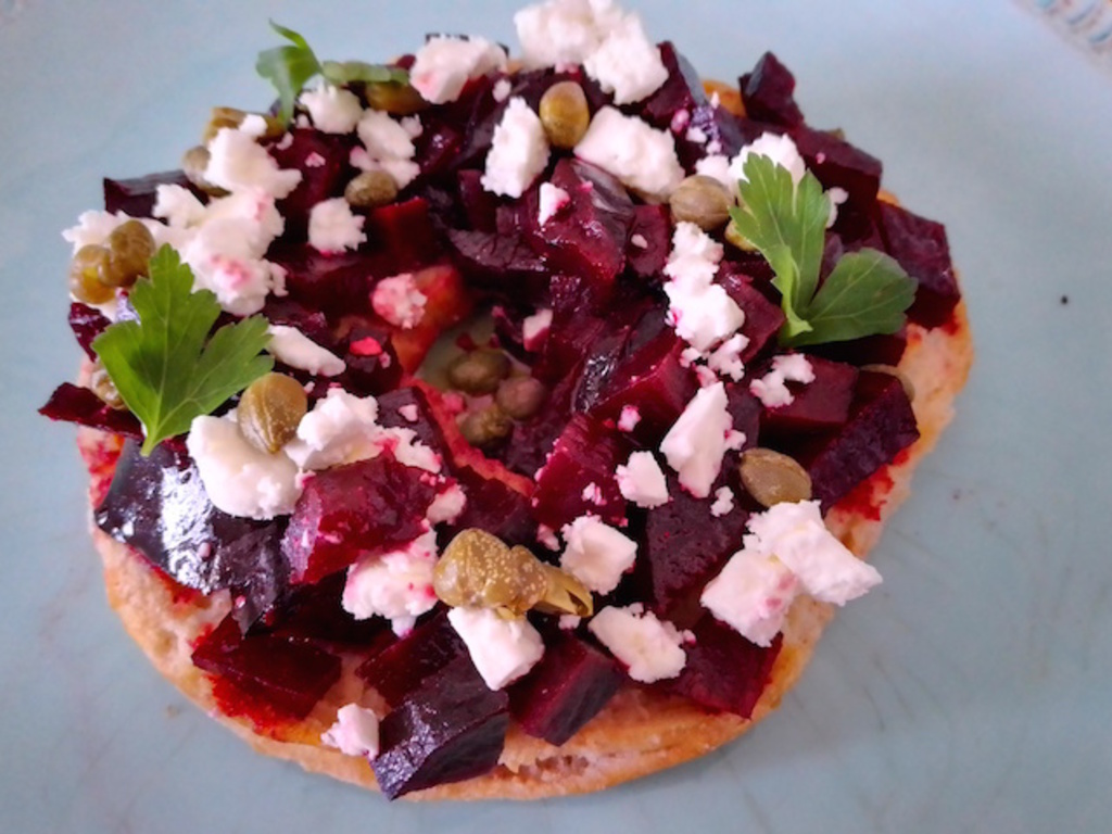 Frisella con barbabietole e formaggio di capra