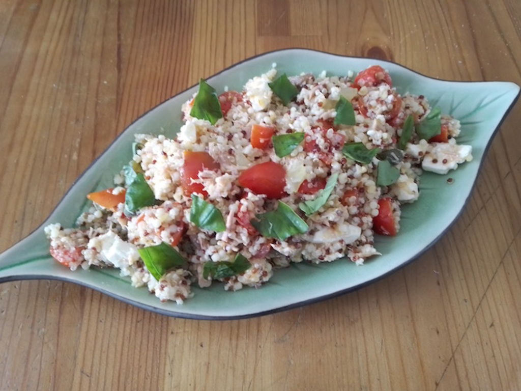 Insalata di grano saraceno e quinoa con tonno e pomodorini