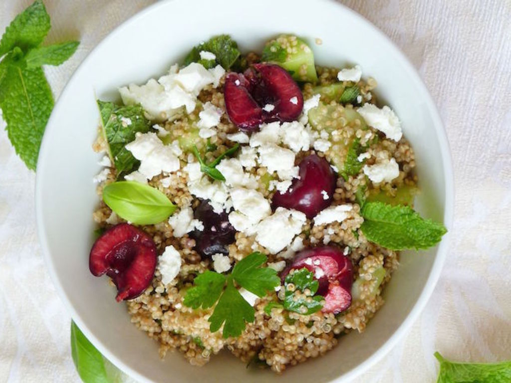 Insalata di quinoa, cetriolo, caprino e ciliegie