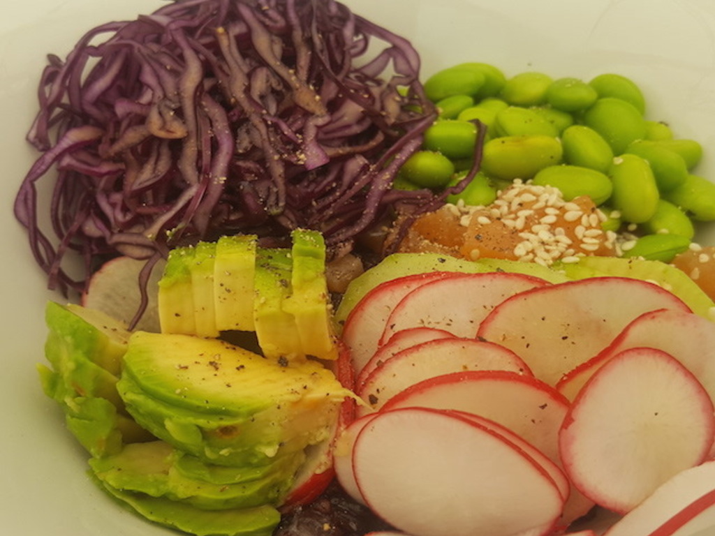 Insalata di avocado, salmone, edamame, cavolo cappuccio e ravanelli 