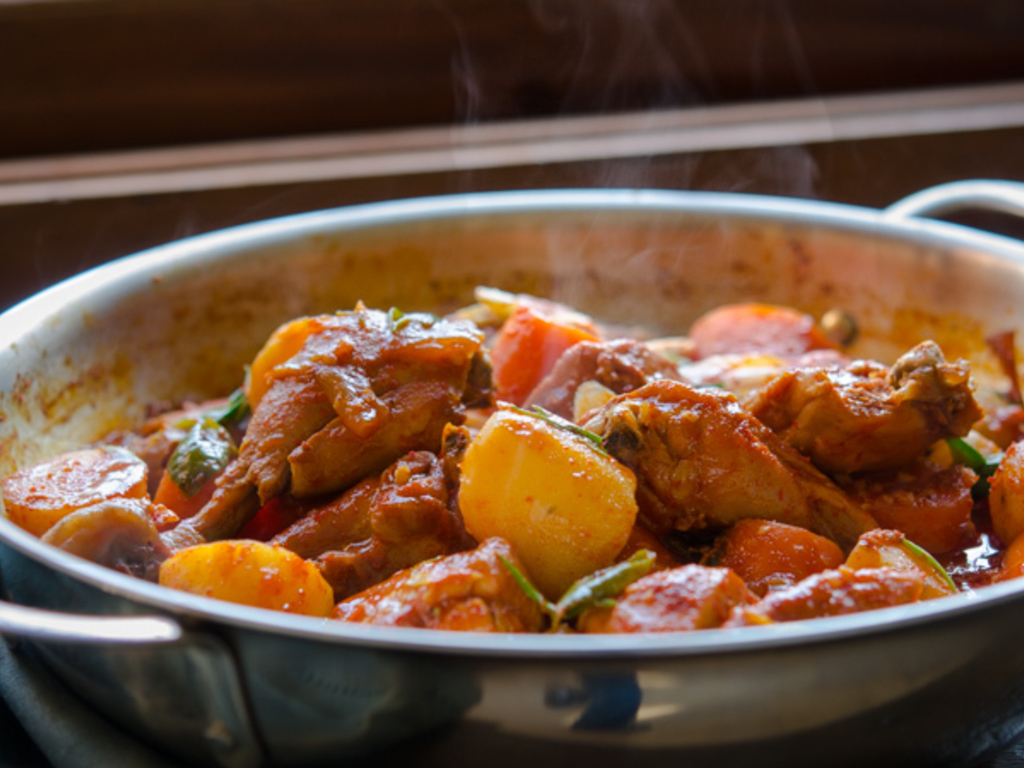 Spezzattino di pollo alla coreana - Dak bokkeumtang 