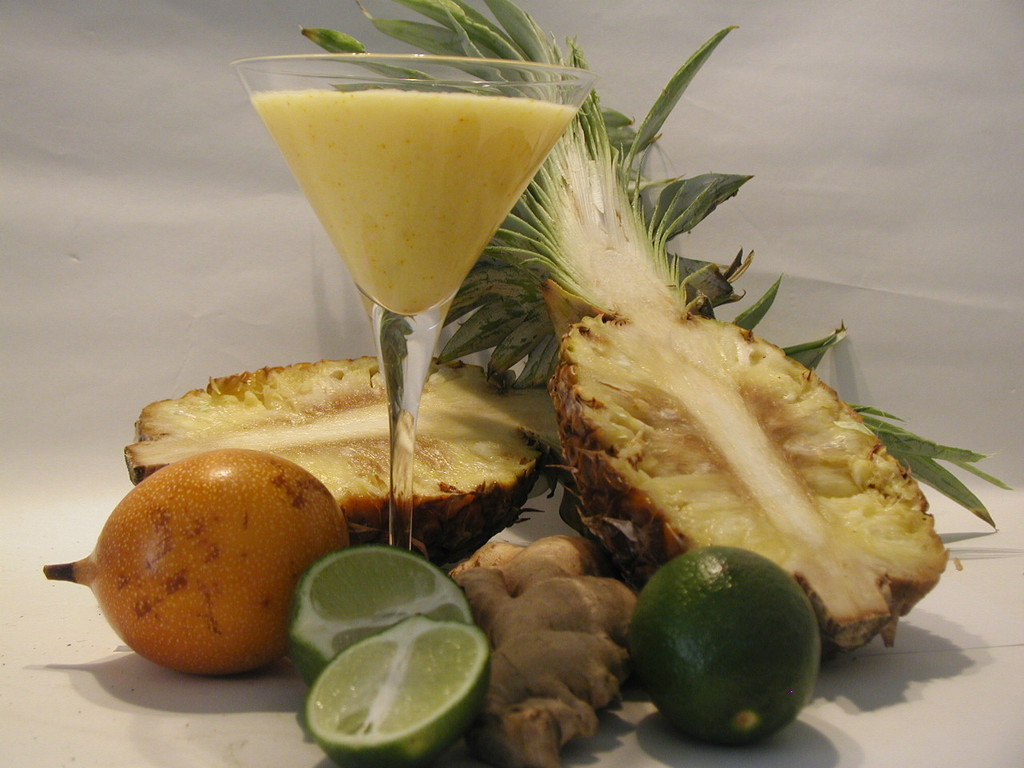 Centrifugato di ananas, zenzero e prezzemolo