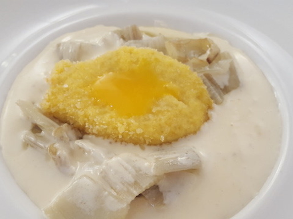 Cardi, fonduta al Castelmagno e uovo fritto