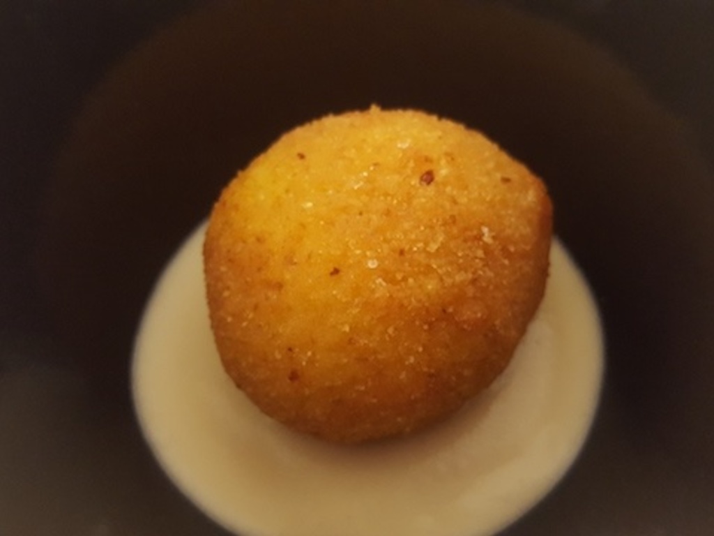 Bon bon di patate con fonduta di parmigiano e tartufo.