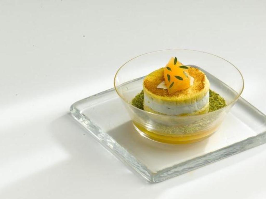 Cassata di gorgonzola allo zafferano, frutta speziata